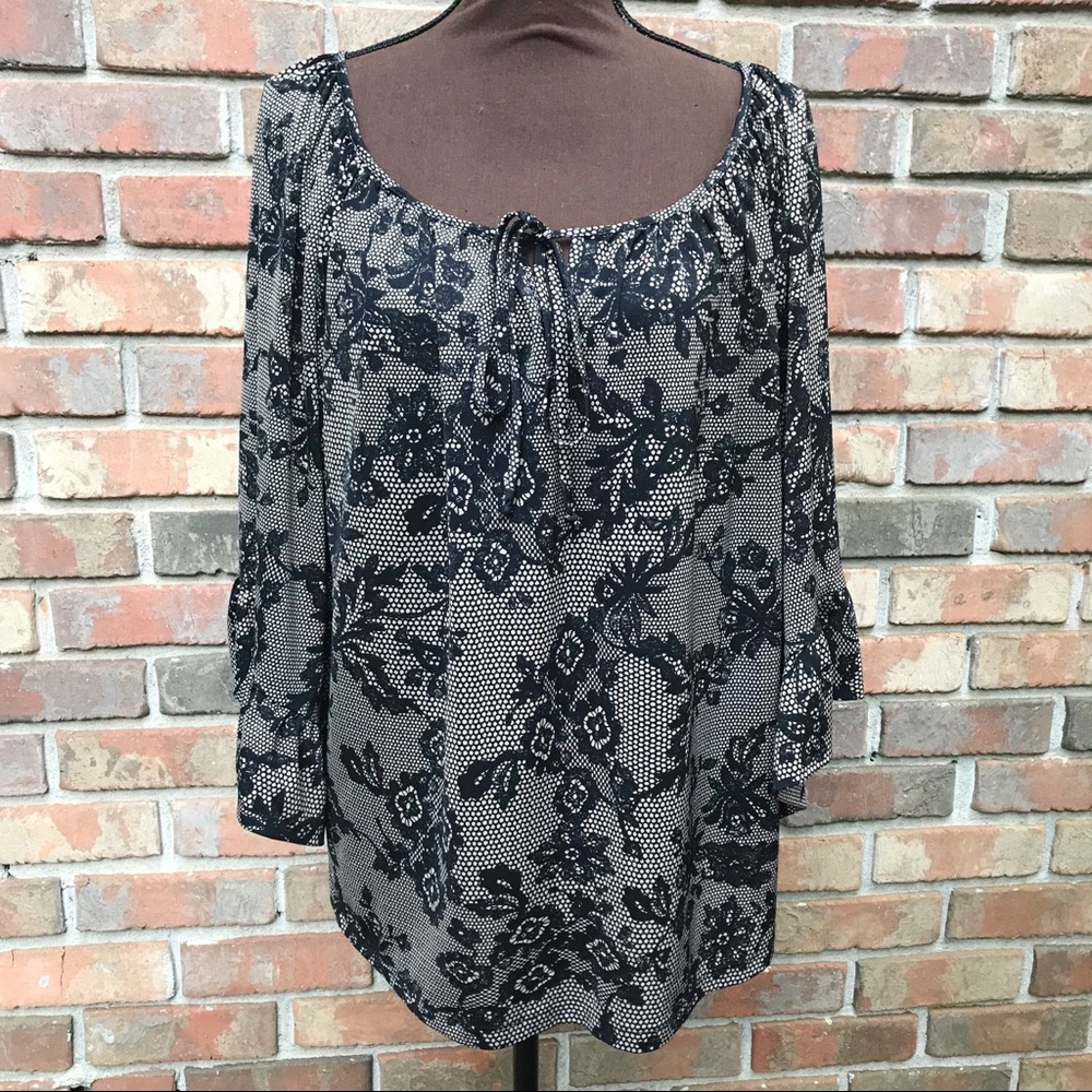 [Betsey Johnson] Black Floral Bell Sleeve Top